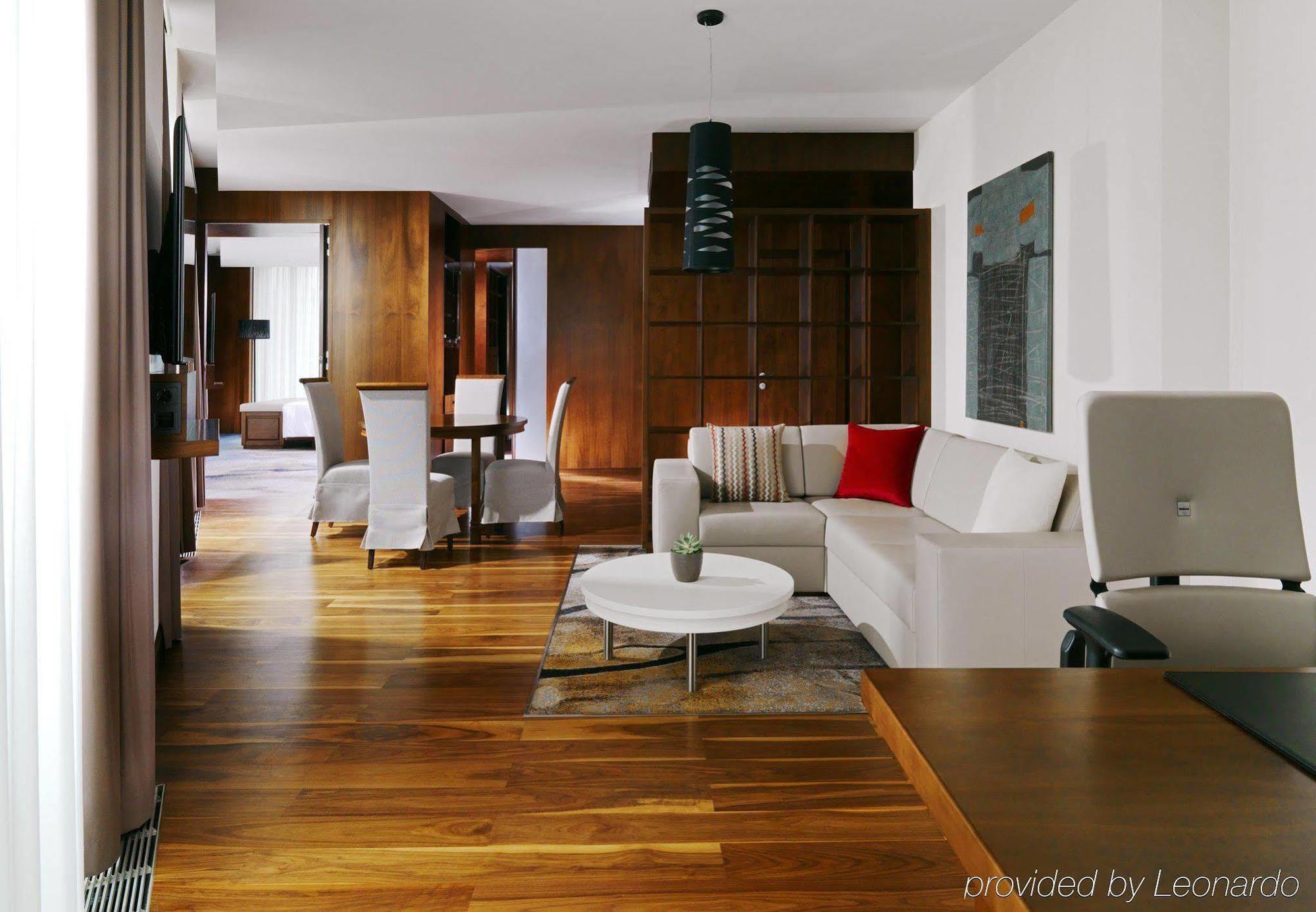 Minsk Marriott Hotel Buitenkant foto